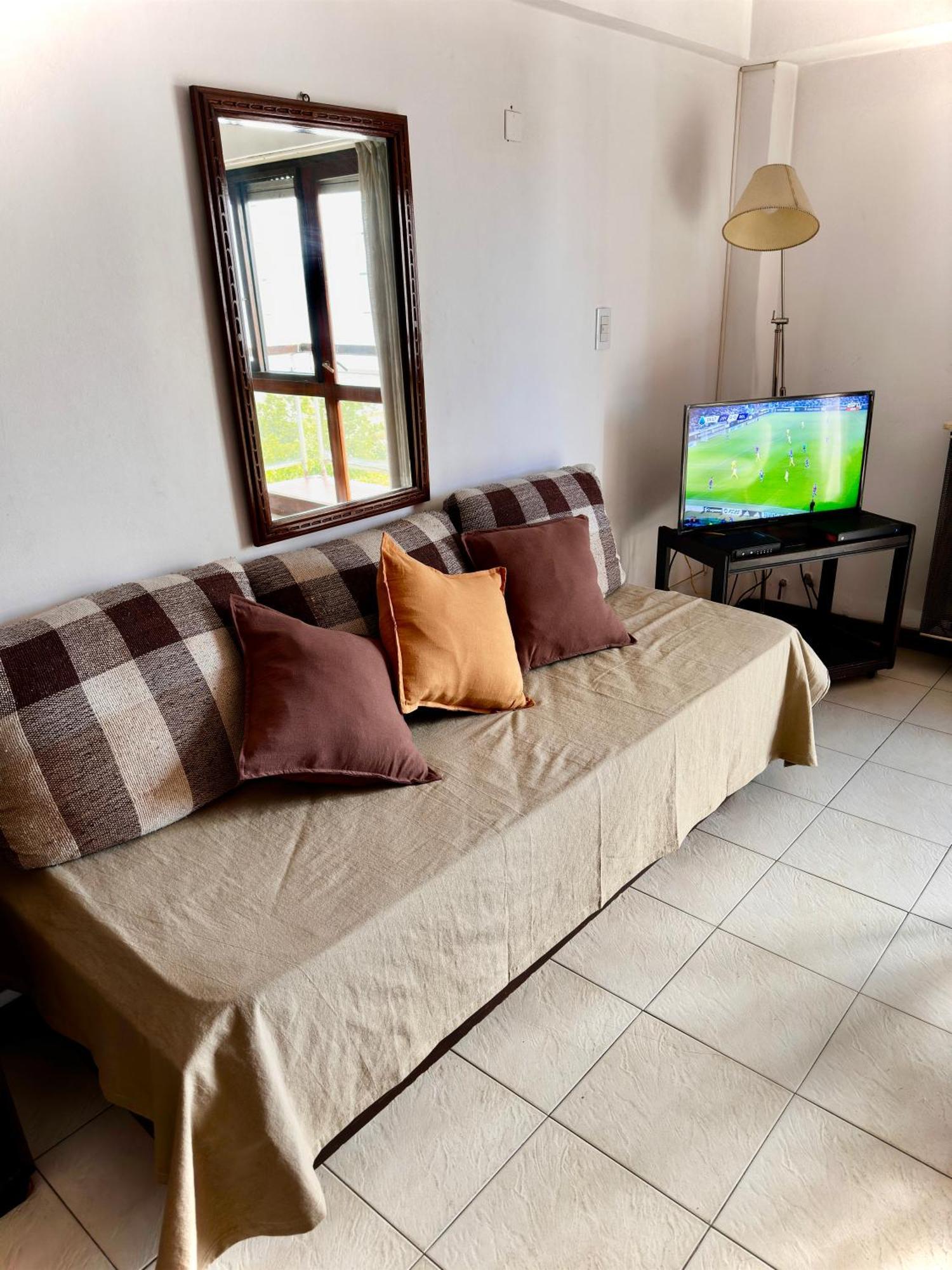 Edificio Motril: Spacious 4-person Near Aldrey Shopping Apartment Mar del Plata